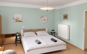Prostorný apartmán kousek od centra v klidné čtvrti, s výhledem do zahrady